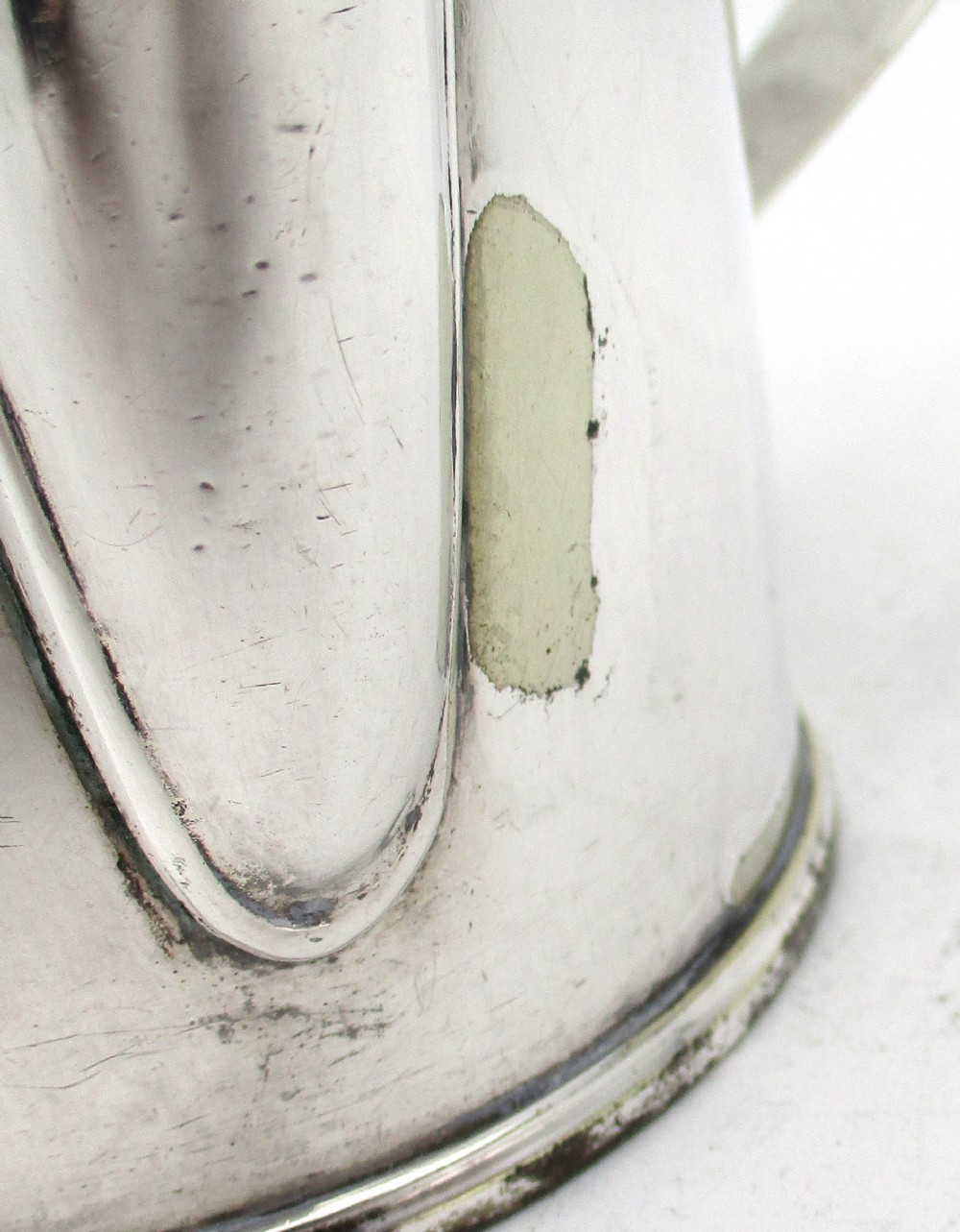 A cylindrical mid 19th-century silver-plated argyll gravy warmer with a rounded lid, ball finial, double spout, handle, and engraved cursive monogram. View VII