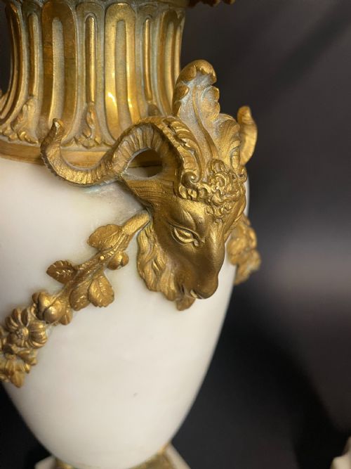 A PAIR OF WHITE MARBLE LAMPS - ADDITIONAL PHOTO 3