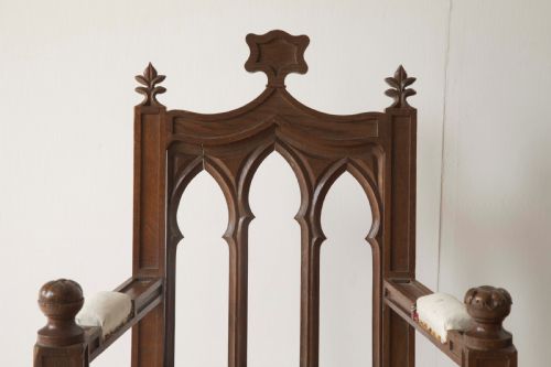 PAIR OF GOTHIC STYLE ARMCHAIRS - ADDITIONAL PHOTO 3