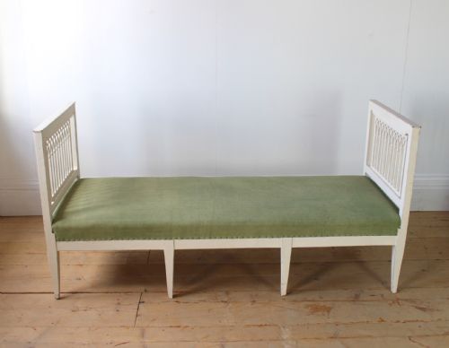 19TH CENTURY RESTORED GOTHIC DAY BED - ADDITIONAL PHOTO 1