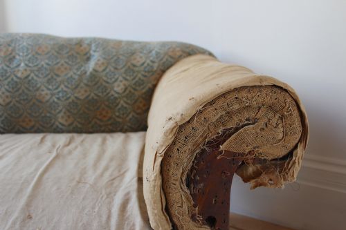 19TH CENTURY HOWARD AND SONS SOFA - ADDITIONAL PHOTO 2