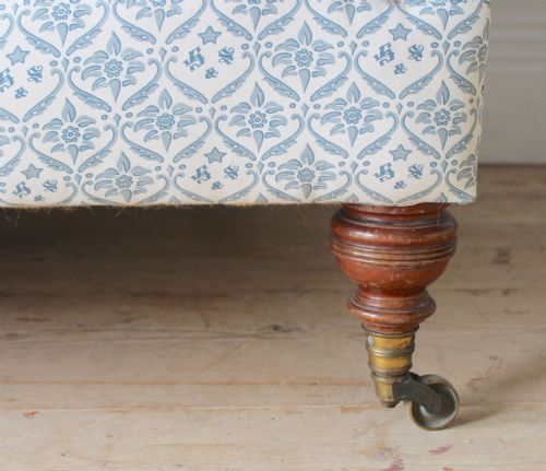 19TH CENTURY HOWARD AND SON SOFA - ADDITIONAL PHOTO 4