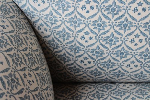 19TH CENTURY HOWARD AND SON SOFA - ADDITIONAL PHOTO 4