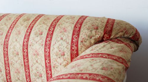 20TH CENTURY HOWARD AND SON PORTARLINGTON SOFA - ADDITIONAL PHOTO 2