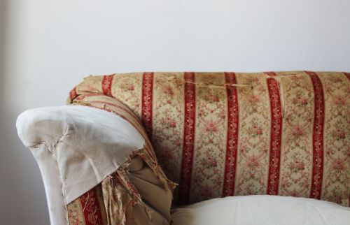 20TH CENTURY HOWARD AND SON PORTARLINGTON SOFA - ADDITIONAL PHOTO 3