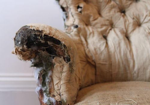PAIR OF BUTTON BACK ARMCHAIRS - ADDITIONAL PHOTO 3