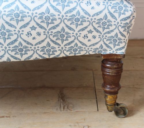 19TH CENTURY HOWARD AND SONS ARMCHAIR - ADDITIONAL PHOTO 3
