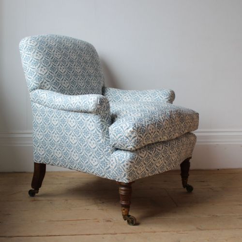 19TH CENTURY HOWARD AND SONS ARMCHAIR - ADDITIONAL PHOTO 4