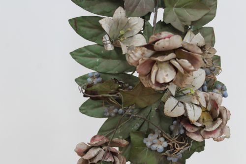 PAIR OF 19TH CENTURY CARVED URNS AND TOLE FLOWERS - ADDITIONAL PHOTO 3
