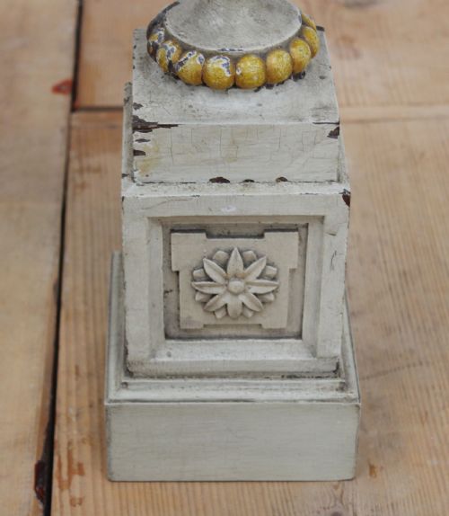 PAIR OF 19TH CENTURY CARVED URNS AND TOLE FLOWERS - ADDITIONAL PHOTO 4