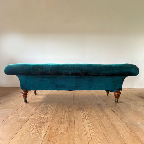 19TH CENTURY COUNTRY HOUSE CHESTERFIELD SOFA - ADDITIONAL PHOTO 2