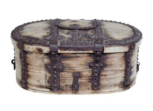 MID 18TH CENTURY SWEDISH PINE BAROQUE METAL BOUND BOX - ADDITIONAL PHOTO 4