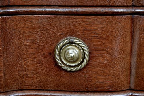 19TH CENTURY SHAPED FRONT OAK CHEST OF DRAWERS - ADDITIONAL PHOTO 6