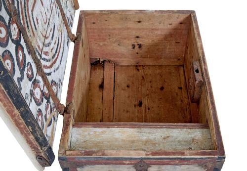 MID 18TH CENTURY SWEDISH PINE CHEST DECORATED WITH LABYRINTH - ADDITIONAL PHOTO 1