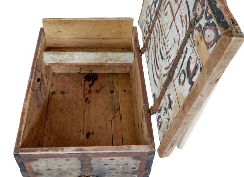 MID 18TH CENTURY SWEDISH PINE CHEST DECORATED WITH LABYRINTH - ADDITIONAL PHOTO 2