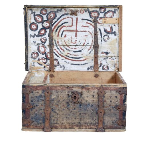 MID 18TH CENTURY SWEDISH PINE CHEST DECORATED WITH LABYRINTH - ADDITIONAL PHOTO 5