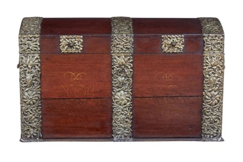18TH CENTURY DANISH OAK DOME TOP COFFER - ADDITIONAL PHOTO 1