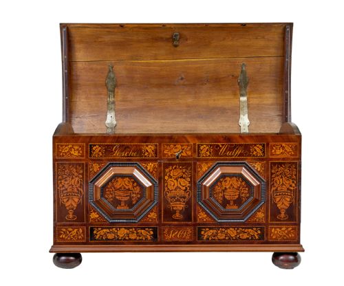 MID 19TH CENTURY PROFUSELY INLAID CONTINENTAL WALNUT DOME COFFER - ADDITIONAL PHOTO 3