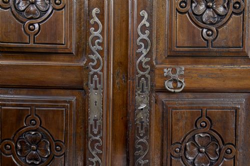 18TH CENTURY FRENCH CARVED WALNUT CUPBOARD - ADDITIONAL PHOTO 7