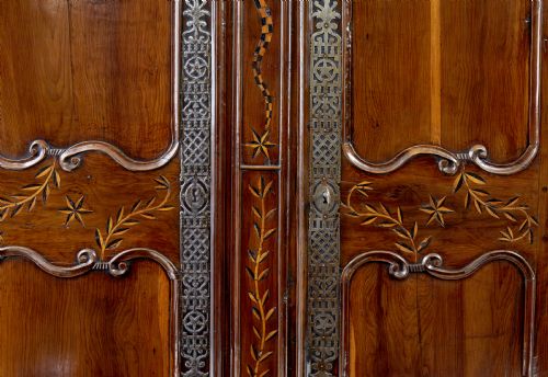 18TH CENTURY CARVED FRENCH YEW AND CHESTNUT ARMOIRE - ADDITIONAL PHOTO 4