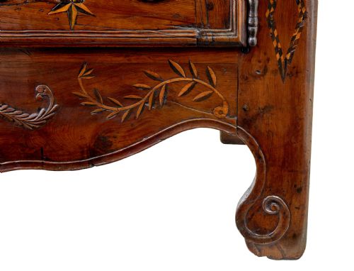 18TH CENTURY CARVED FRENCH YEW AND CHESTNUT ARMOIRE - ADDITIONAL PHOTO 6