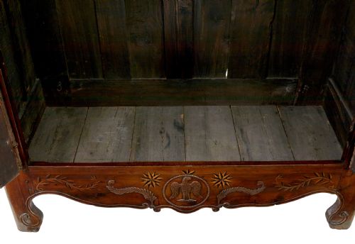 18TH CENTURY CARVED FRENCH YEW AND CHESTNUT ARMOIRE - ADDITIONAL PHOTO 7