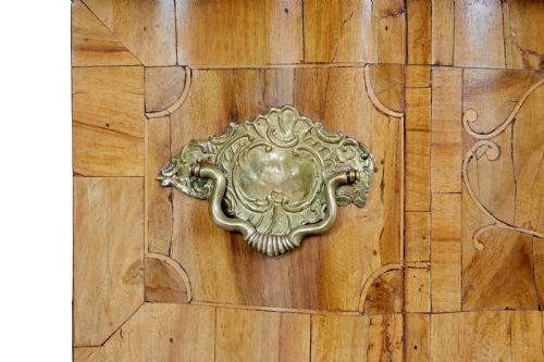 FINE QUALITY 18TH CENTURY BURR WALNUT CHEST OF DRAWERS - ADDITIONAL PHOTO 6