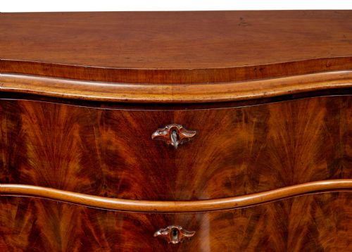 19TH CENTURY SWEDISH SERPENTINE MAHOGANY CHEST OF DRAWERS - ADDITIONAL PHOTO 6