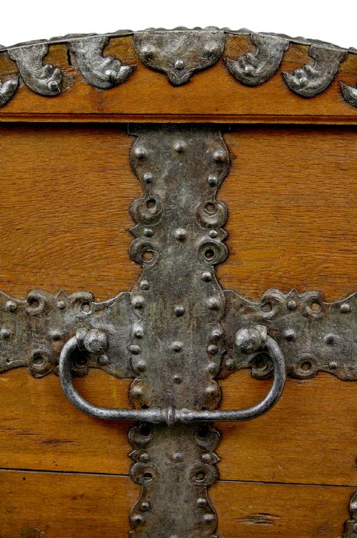 MID 19TH CENTURY BAROQUE REVIVAL OAK DOME TOP CHEST - ADDITIONAL PHOTO 6