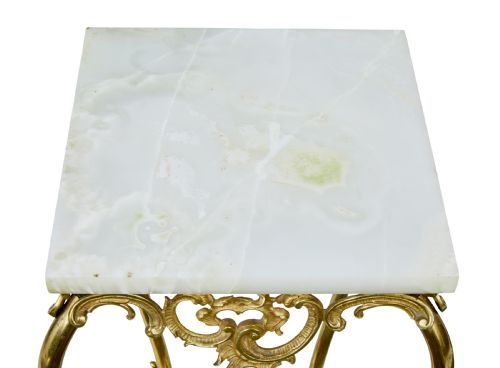 20TH CENTURY CHISELED BRASS AND OYNX PEDESTAL TABLE - ADDITIONAL PHOTO 3