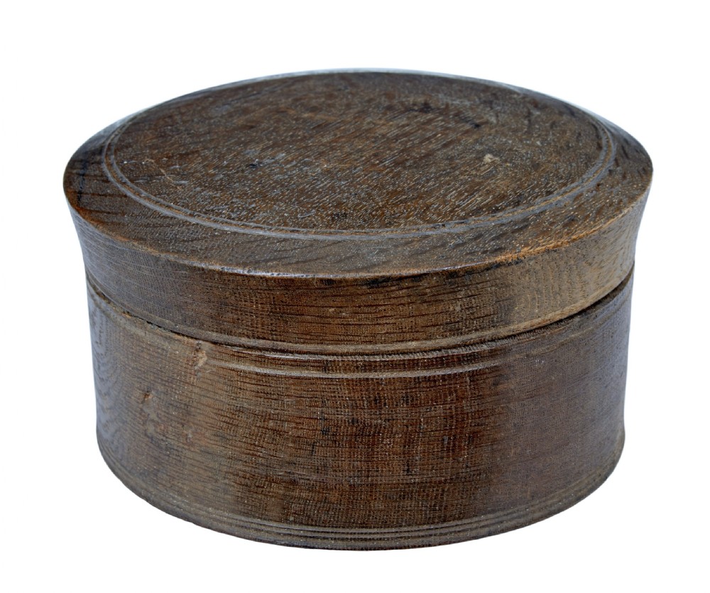 A small round early 19th-century Swedish oak lidded box with turned circular grooves around the rim. View II