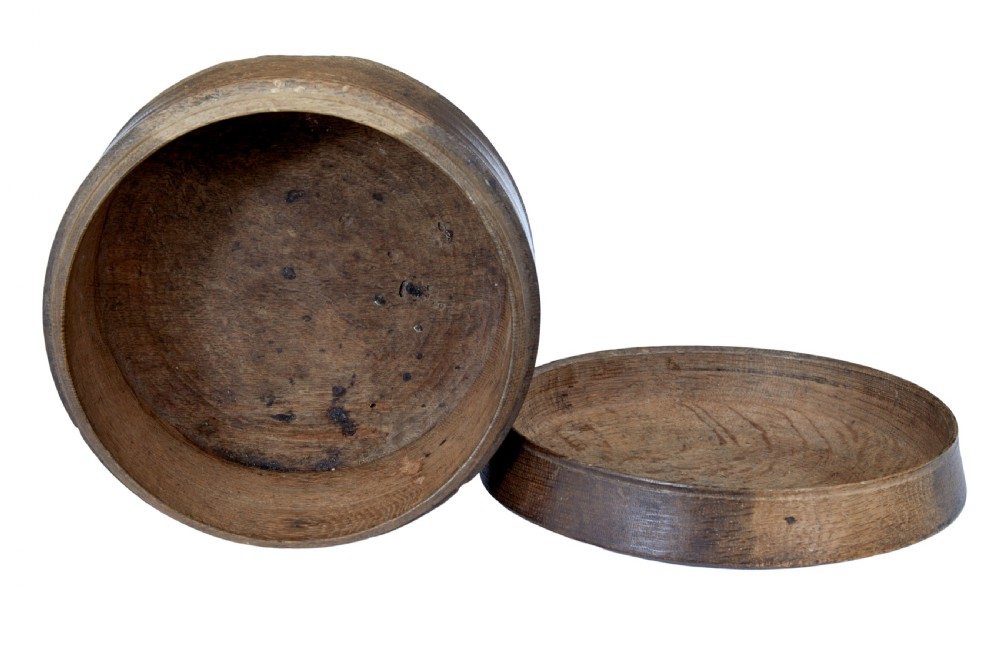 A small round early 19th-century Swedish oak lidded box with turned circular grooves around the rim. View V