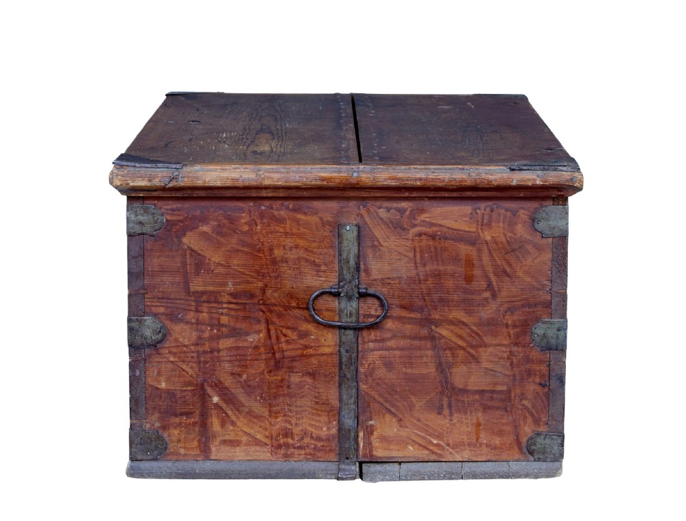 An early 19th-century Swedish pine blanket box featuring white hand-painted initials, the date 1816, star motifs, and hand-forged iron fittings. View VI