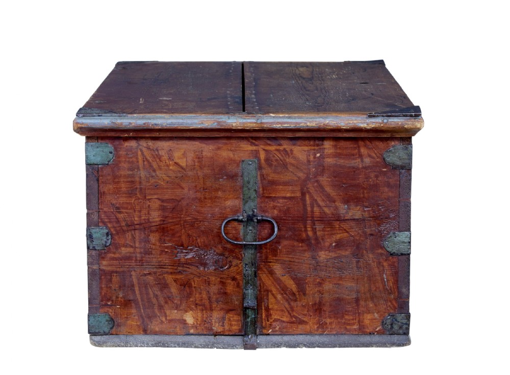 An early 19th-century Swedish pine blanket box featuring white hand-painted initials, the date 1816, star motifs, and hand-forged iron fittings. View VII