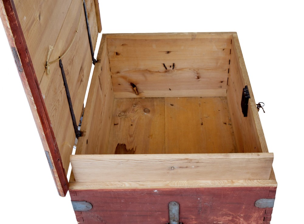 A 19th-century red-painted pine blanket box featuring white hand-painted script dated 1828 and wrought iron corner brackets. View VII