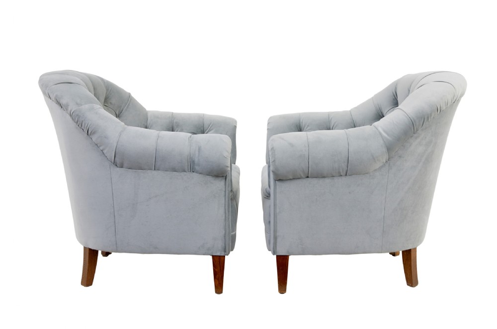 An early 20th-century three-piece suite comprising a two-seater sofa and two matching armchairs upholstered in light grey deep-buttoned velvet with tapered wooden legs. View XIII