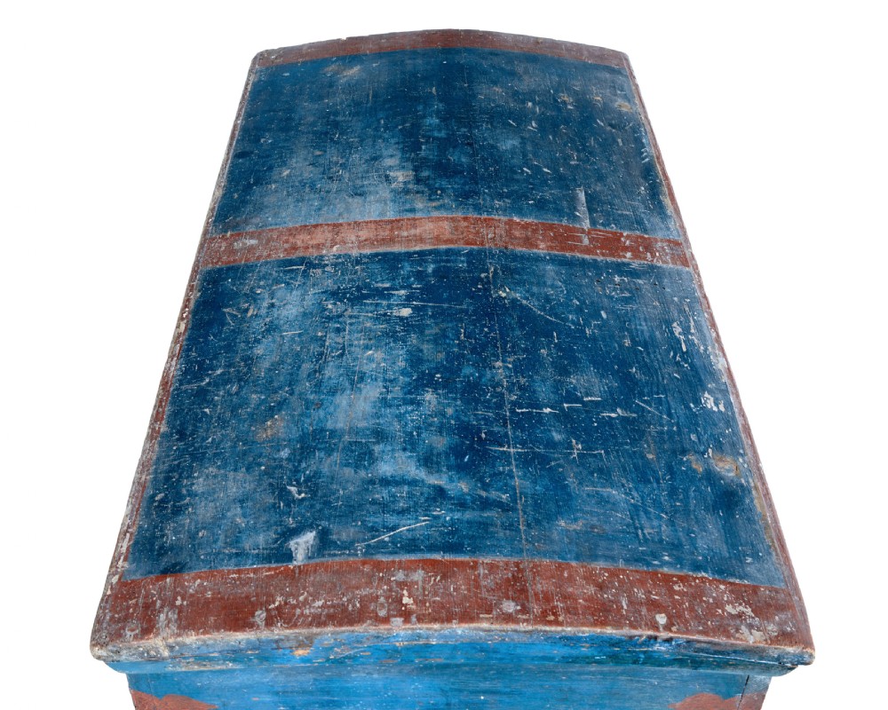 A 19th-century Swedish blue-painted pine coffer featuring hand-painted floral wreaths, a keyhole escutcheon, the date 1841, and initials NND. View VII