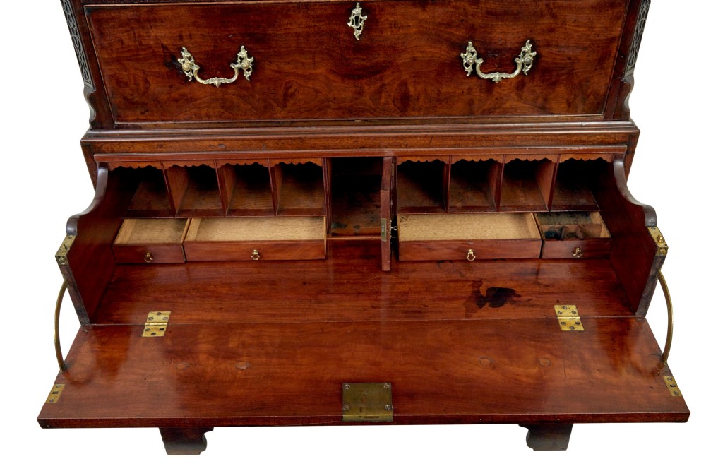 An early nineteenth-century Georgian mahogany chest on chest featuring bracket feet, brass swan-neck handles, and two stacked sections of graduated drawers. View XI