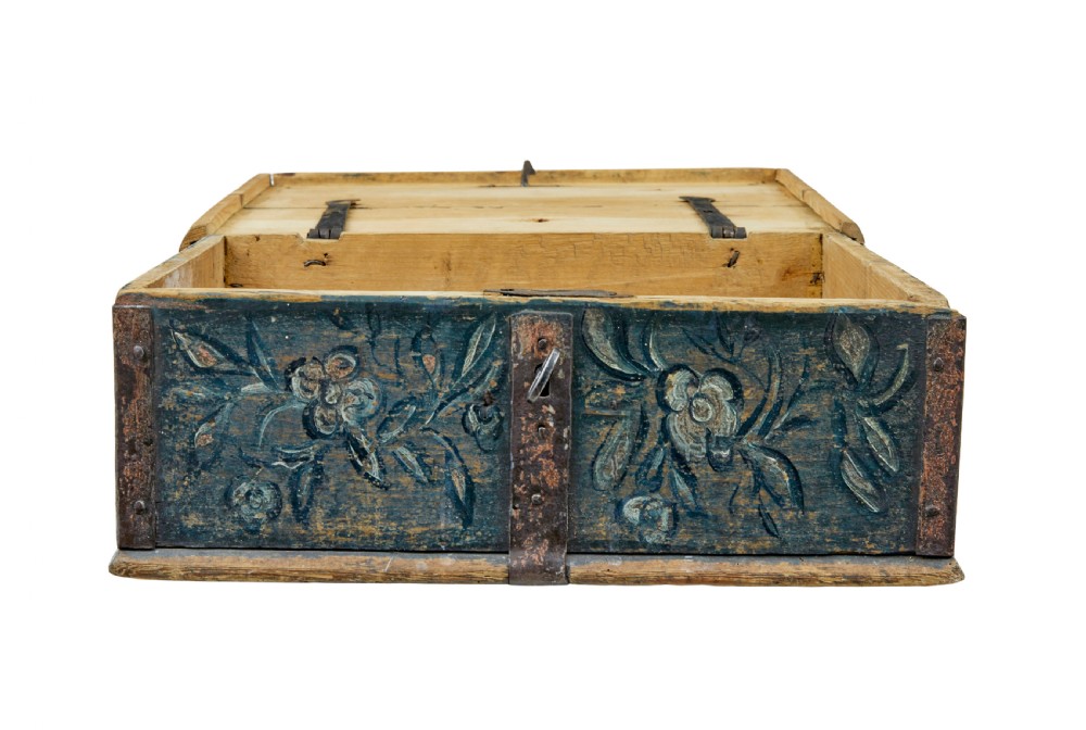 19TH CENTURY HAND PAINTED RUSTIC SWEDISH BOX View II
