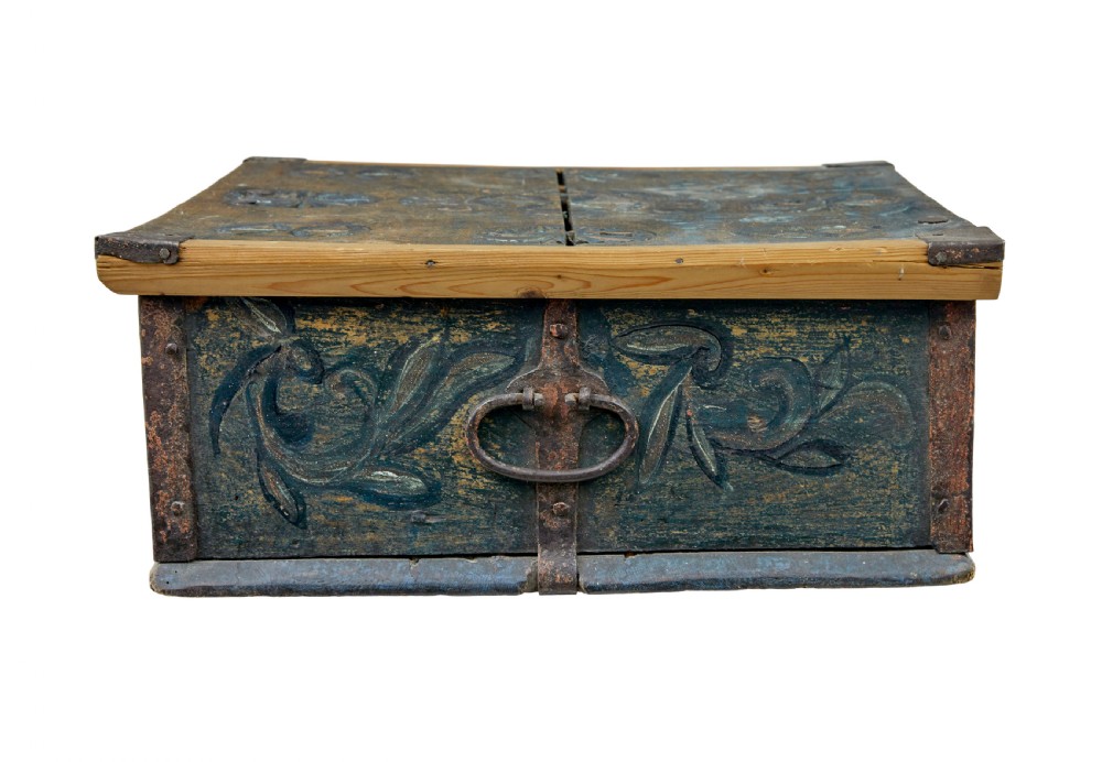 19TH CENTURY HAND PAINTED RUSTIC SWEDISH BOX View III