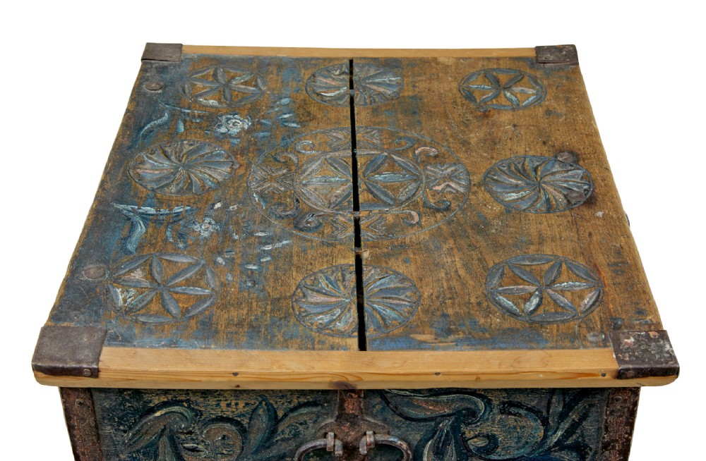 19TH CENTURY HAND PAINTED RUSTIC SWEDISH BOX View VI