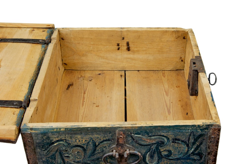 19TH CENTURY HAND PAINTED RUSTIC SWEDISH BOX View VIII
