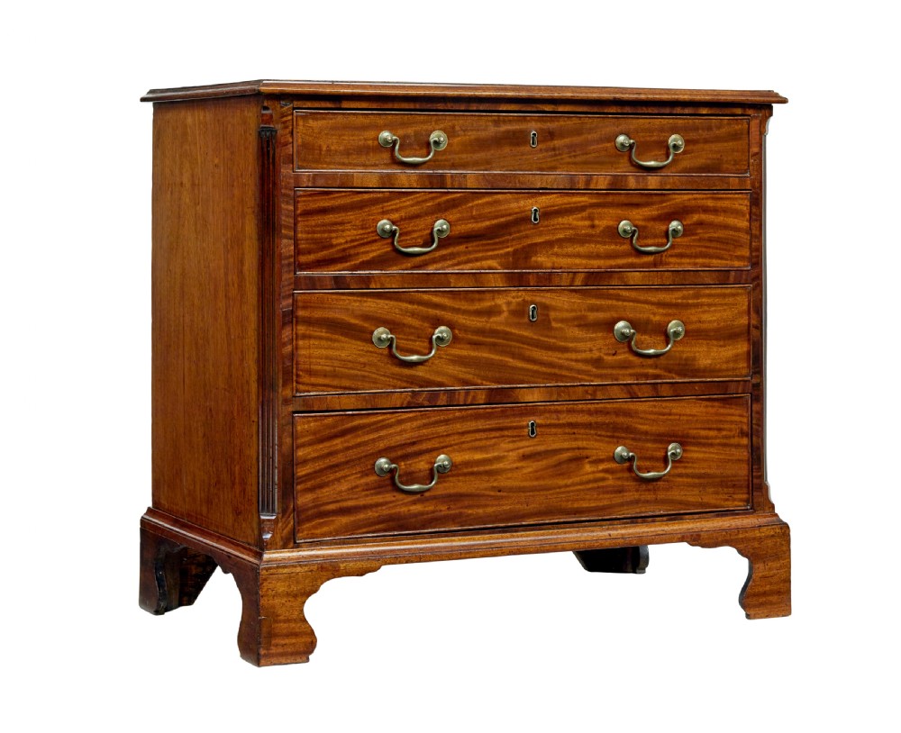 An early 19th-century Georgian mahogany chest of drawers featuring four graduated drawers with brass swan-neck handles and bracket feet.