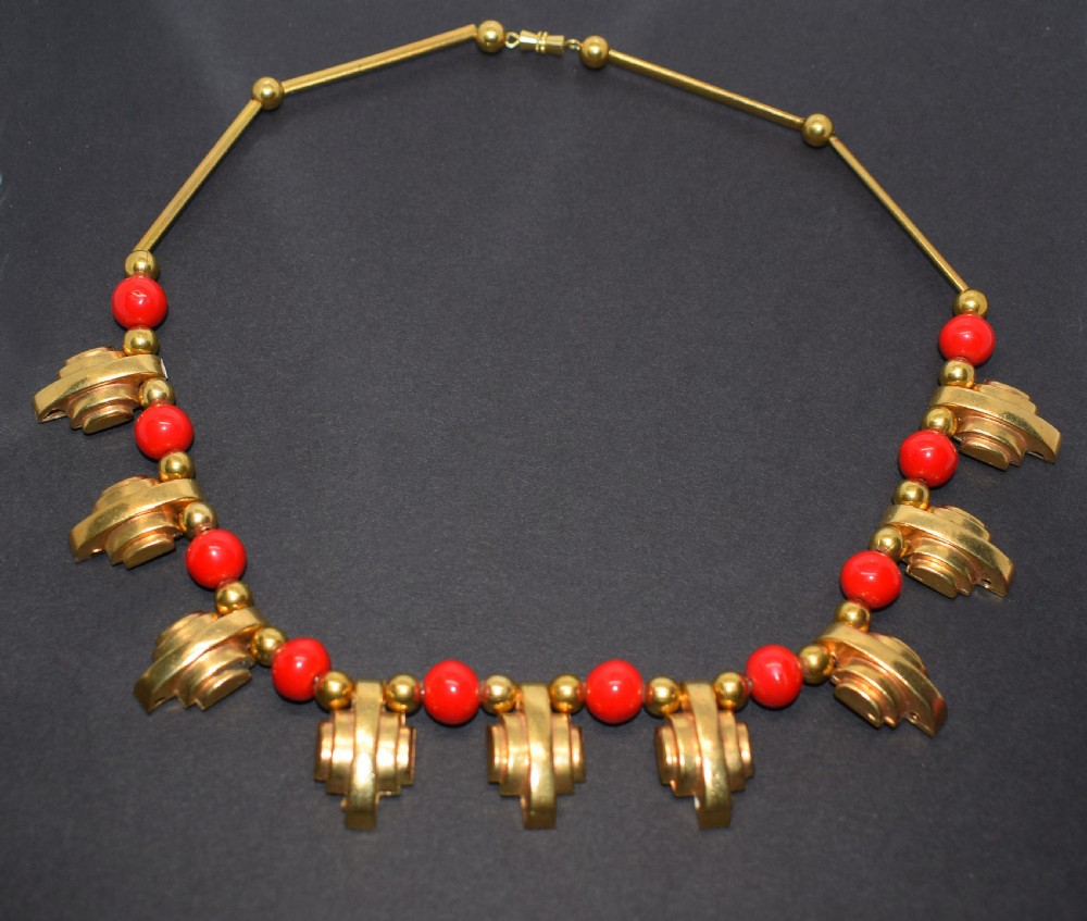 Art Deco 1930's Ladies Gold Tone Streamline Necklace