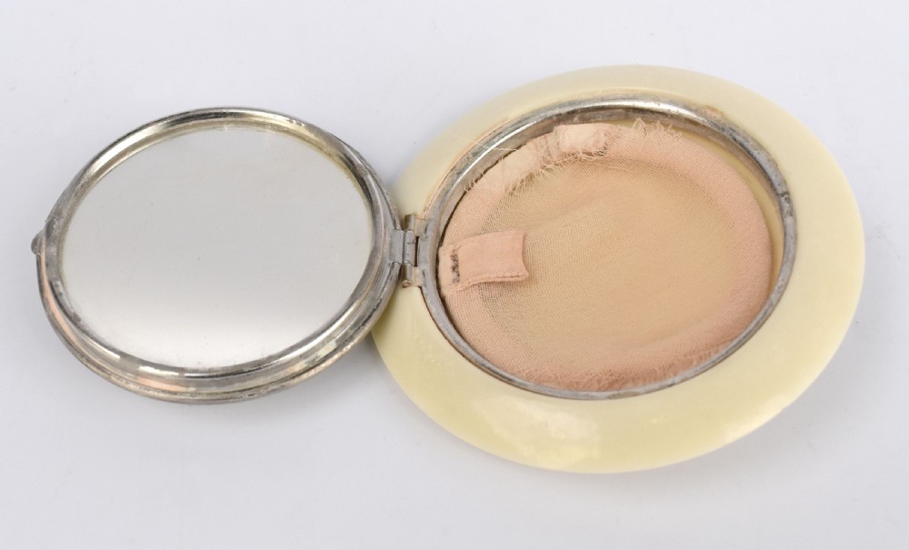 Art Deco Bakelite Scottie Dog Powder Compact, c1930 View IV