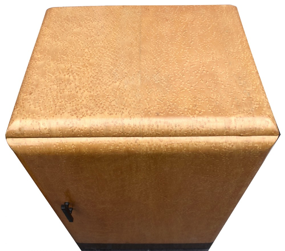Art Deco Pair of Matching Bedside Cabinets in Blonde Maple, 1930s View VI