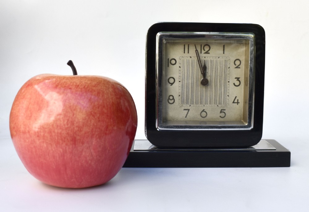 Art Deco Black Vitrolite & Chrome Desk Clock, c1930 View VII
