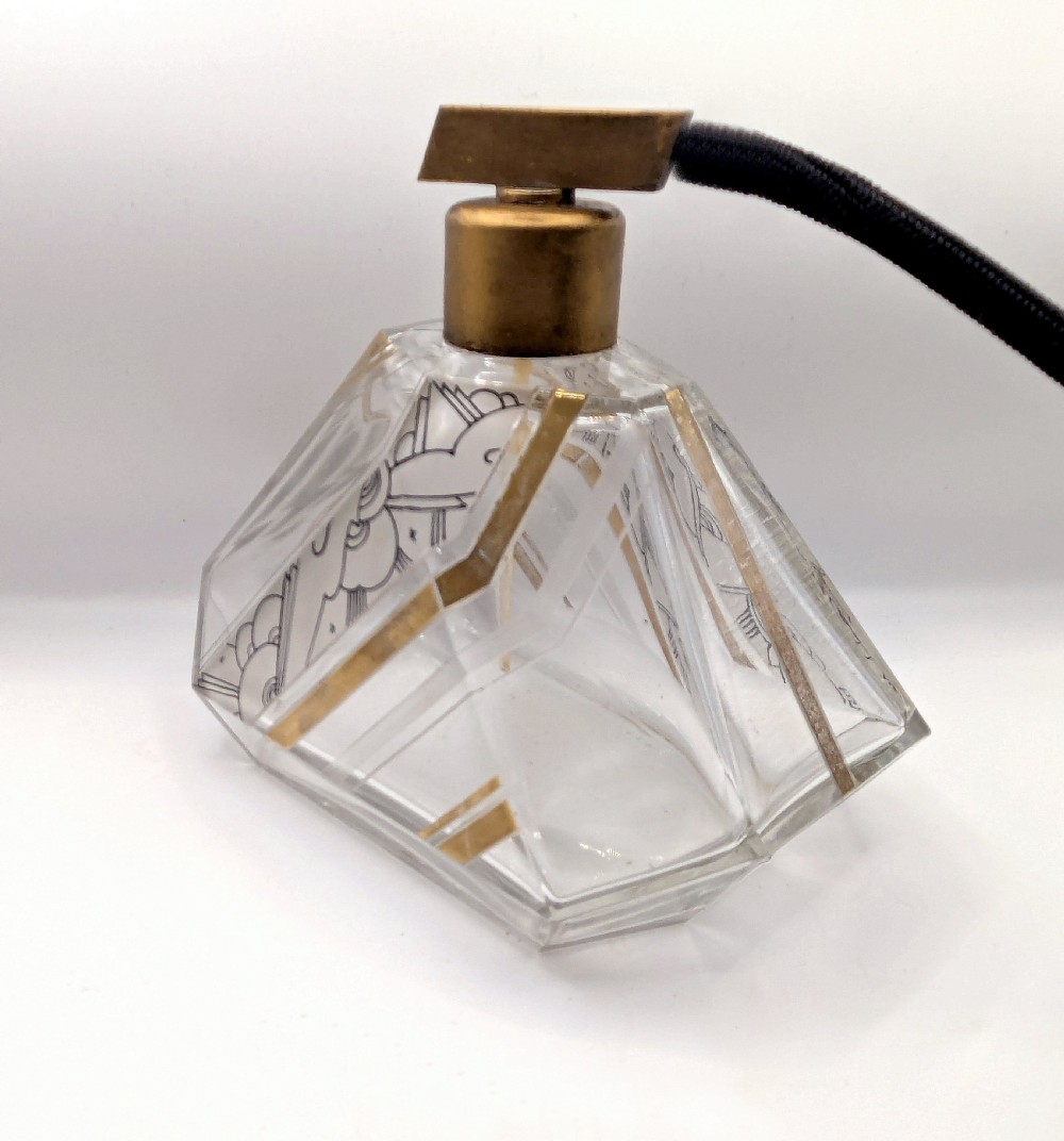 A geometric Art Deco clear glass perfume atomiser bottle with gold and black enamelled patterns, featuring a brass mount and black woven squeeze bulb with tassel. View IV