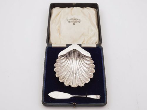 Cased Silver Butter Shell and Knife, Birmingham 1920