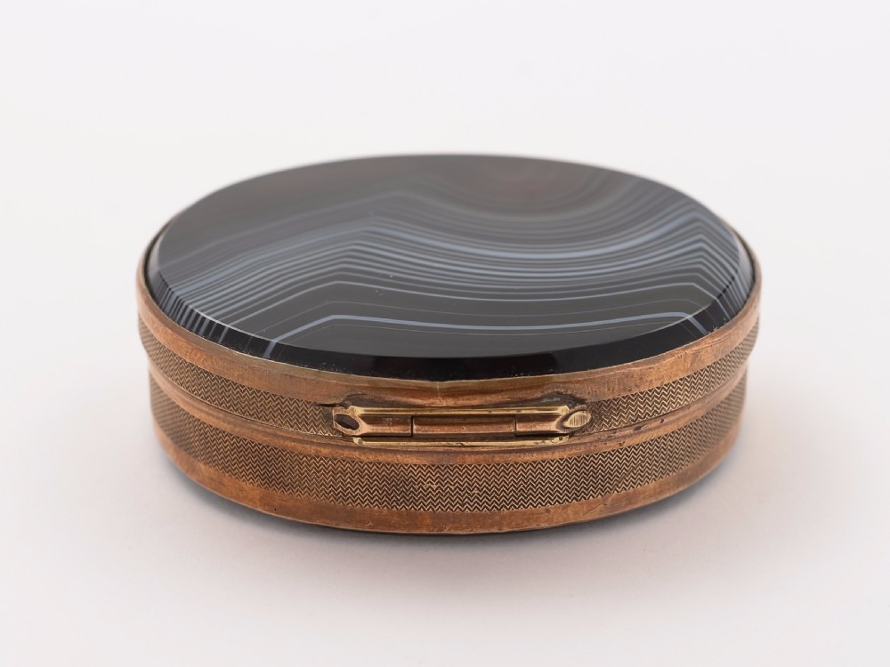 Agate and Brass Oval Snuff Box, Circa 1900 View IV